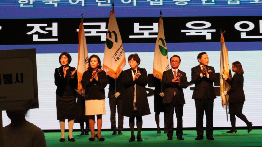 세종사이버대학교(총장 신 구)는 지난달 말 세종대 컨벤션센터에서 한국어린이집총연합회(회장 김용희)와 함께 '2017년 전국보육인대회'를 열었다고 2일 밝혔다. 보건복지부 후원으로 전국 3000여명의 보육교직원, 지방자치단체공무원, 관련 전문가 등이 참여했다. 정부포상, 우수보육프로그램 시상, 격려사 등 보육사업 발전과 보육교직원의 처우개선에 기여하고 어린이집연합회의 권익향상에 기여한 공로가 있는 이들에게 상을 수여했다. 세종사이버대 제공
